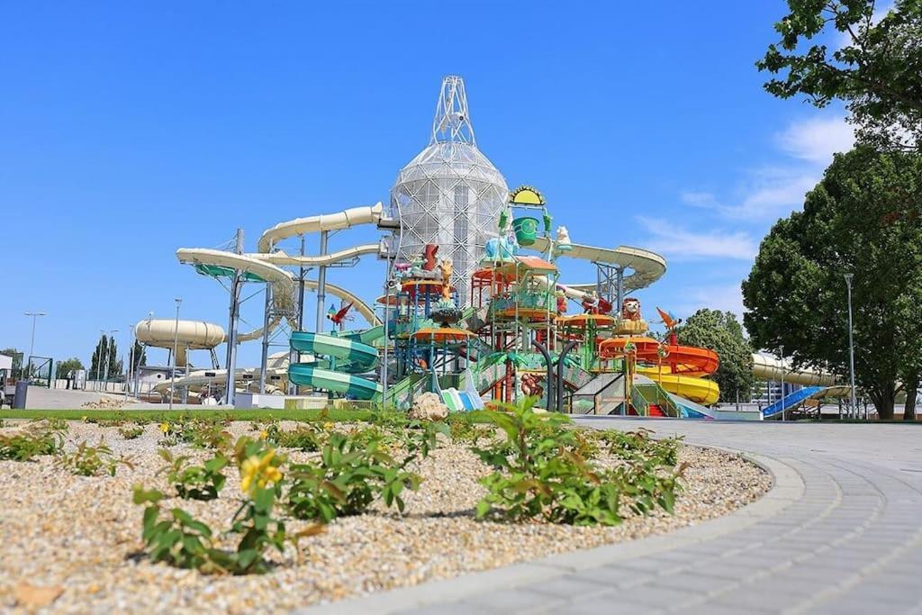 Residence Oasis Gyor Bagian luar foto